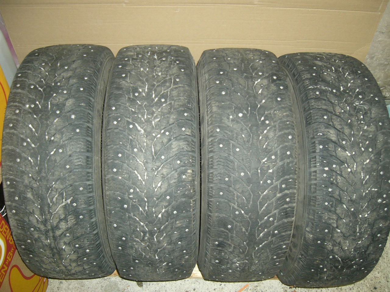 Paketti / Asuntoauton nastarenkaat 215/65R 16 C
